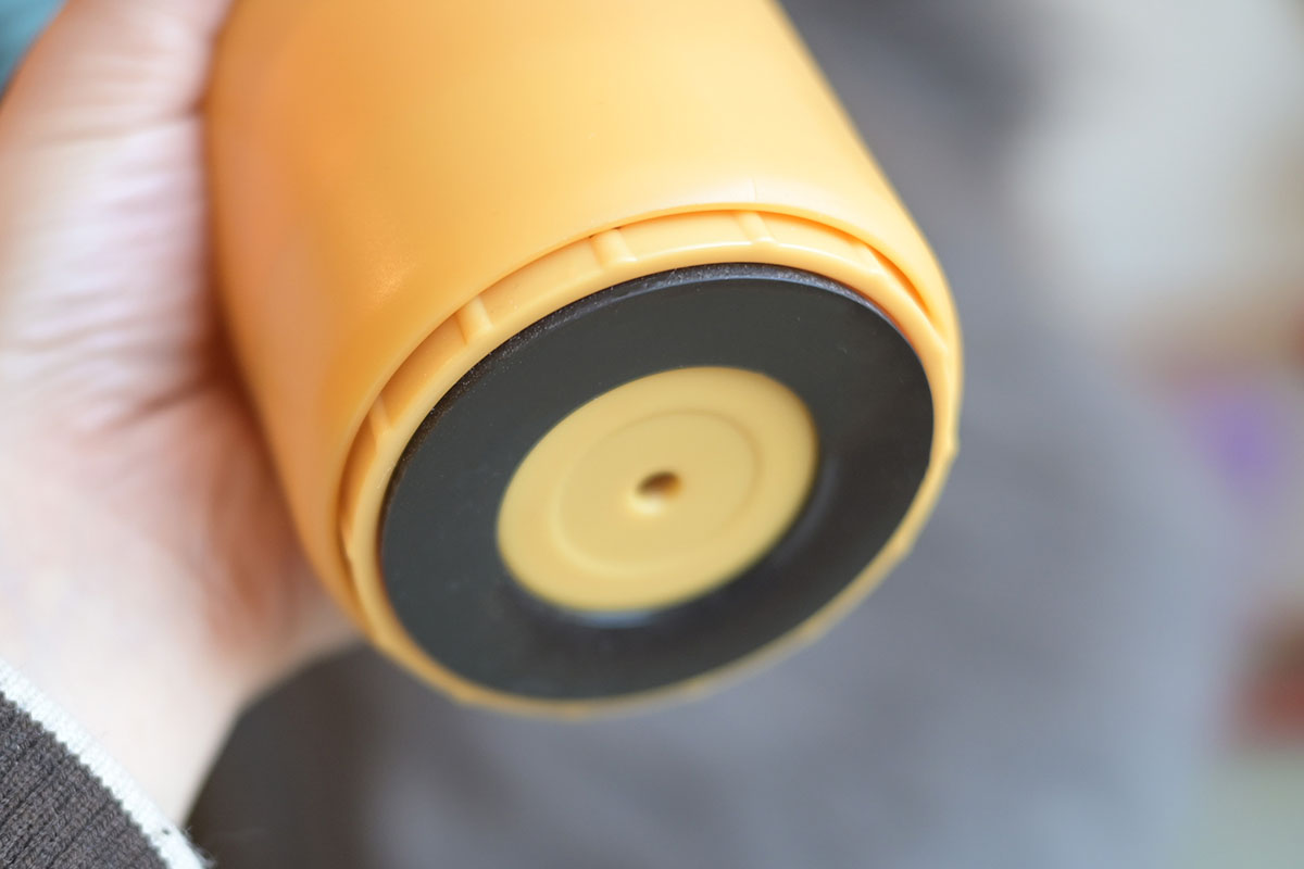 底面に独自の吸盤構造を配置。これがいい仕事するんです