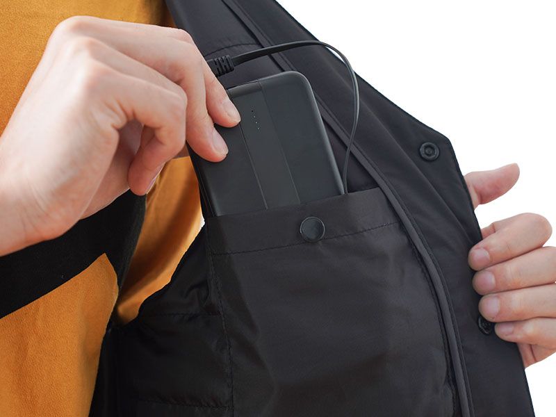モバイルバッテリー用のポケットを用意
