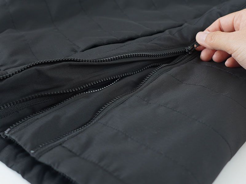 ファスナーの開閉でサイズを調節できる