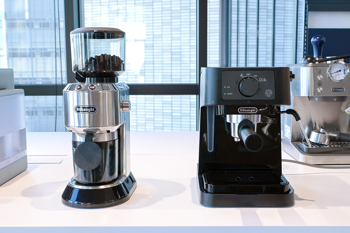 グラインダーで挽き立ての豆を使って、カフェラテ作りに挑戦!