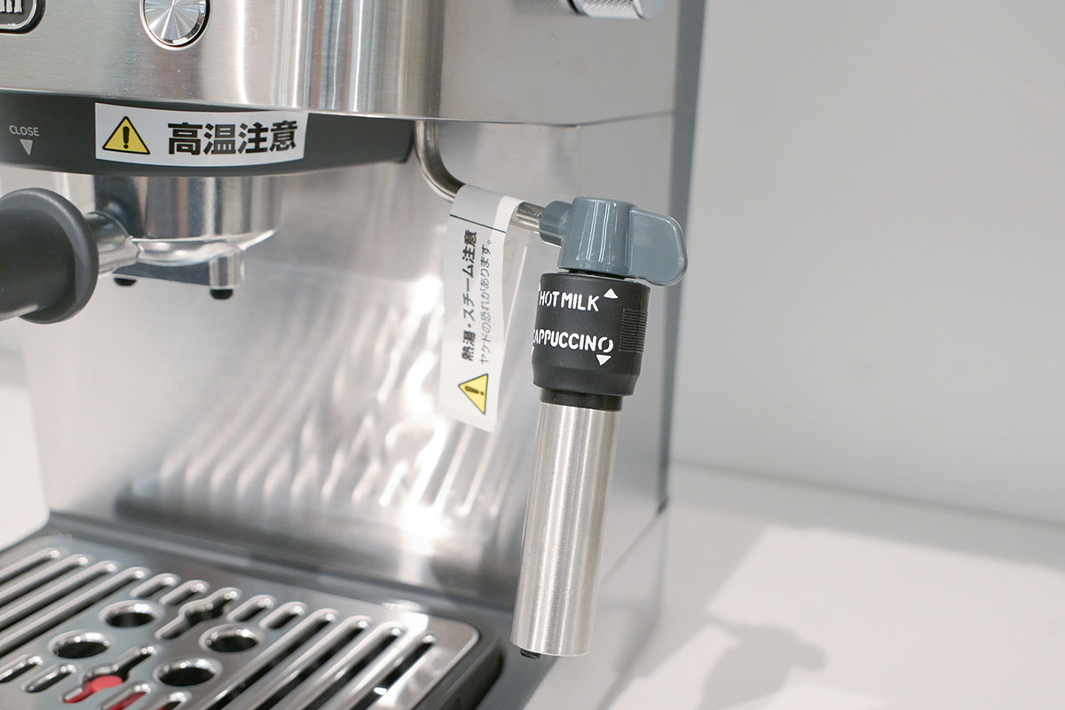 ノズルは太め。黒いゴム部分を動かせば「HOT MILK」「CAPPUCCINO」と用途別のミルクが作れる