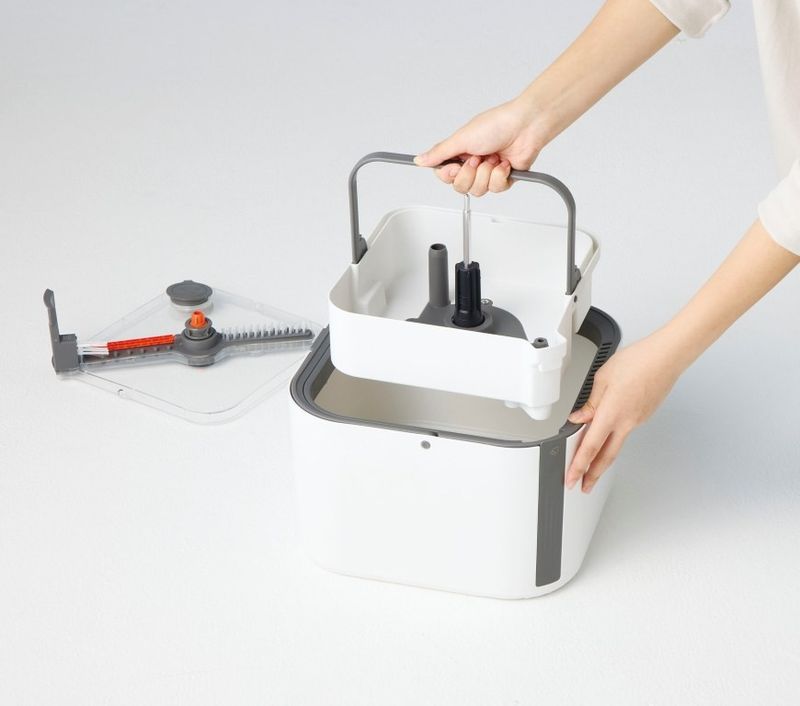 バケツは洗浄タンクと汚水タンクに分かれている