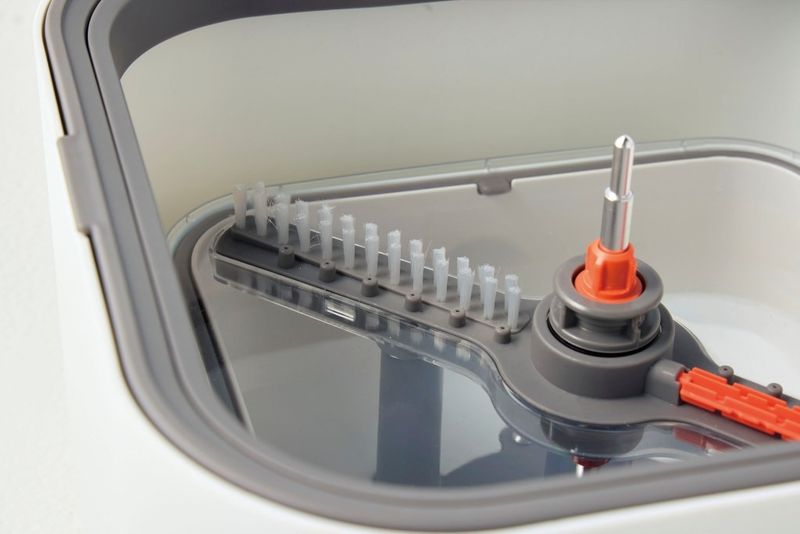 ブラシでモップの汚れをしっかり掻き出す