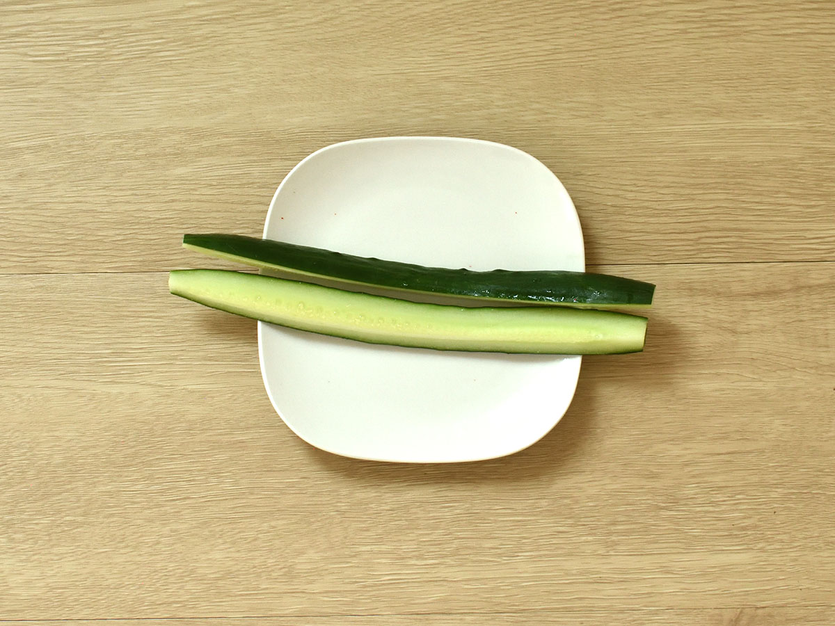 種を除くとキュウリの水っぽさが抑えられます