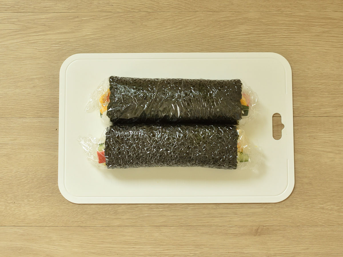 ラップで包んで馴染ませます