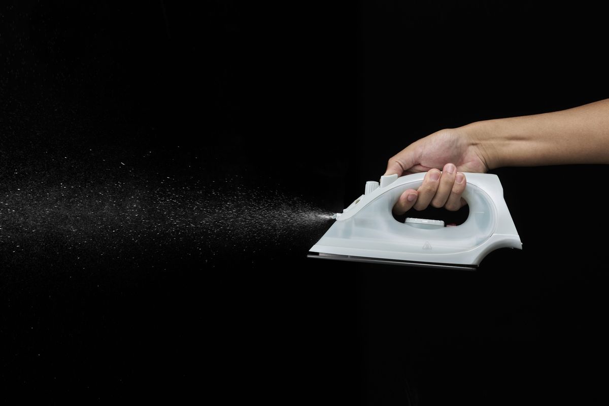 スプレーボタンも備え、頑固なシワにピンポイントで対応可能