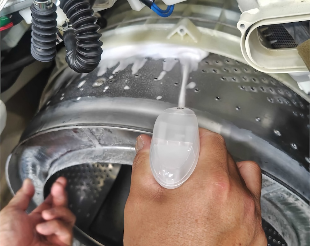 ユーザー宅で洗濯機を簡易分解して、洗濯機内部の洗浄を行なう