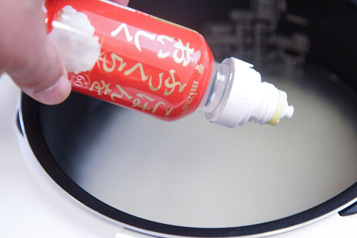 さらに本品を回し入れ、よく混ぜてから炊飯します