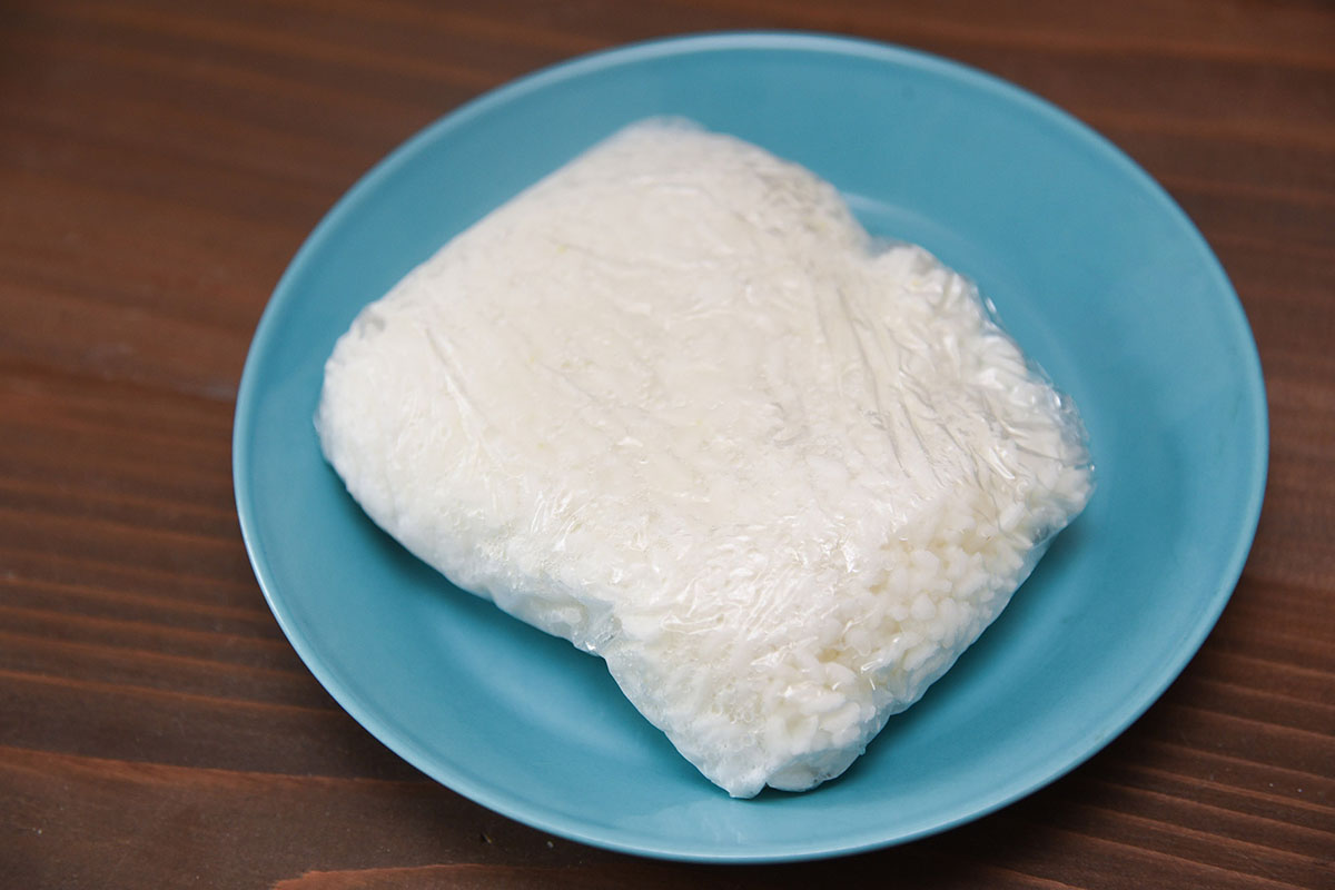 炊きたてのごはんをラップに包んで冷凍。それを電子レンジで解凍してみます