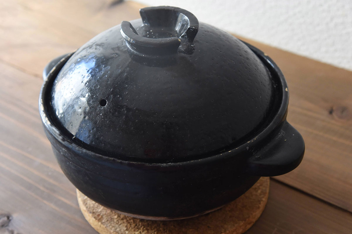 長谷園「かまどさん」は、面倒な火加減なしに土鍋炊飯ができます