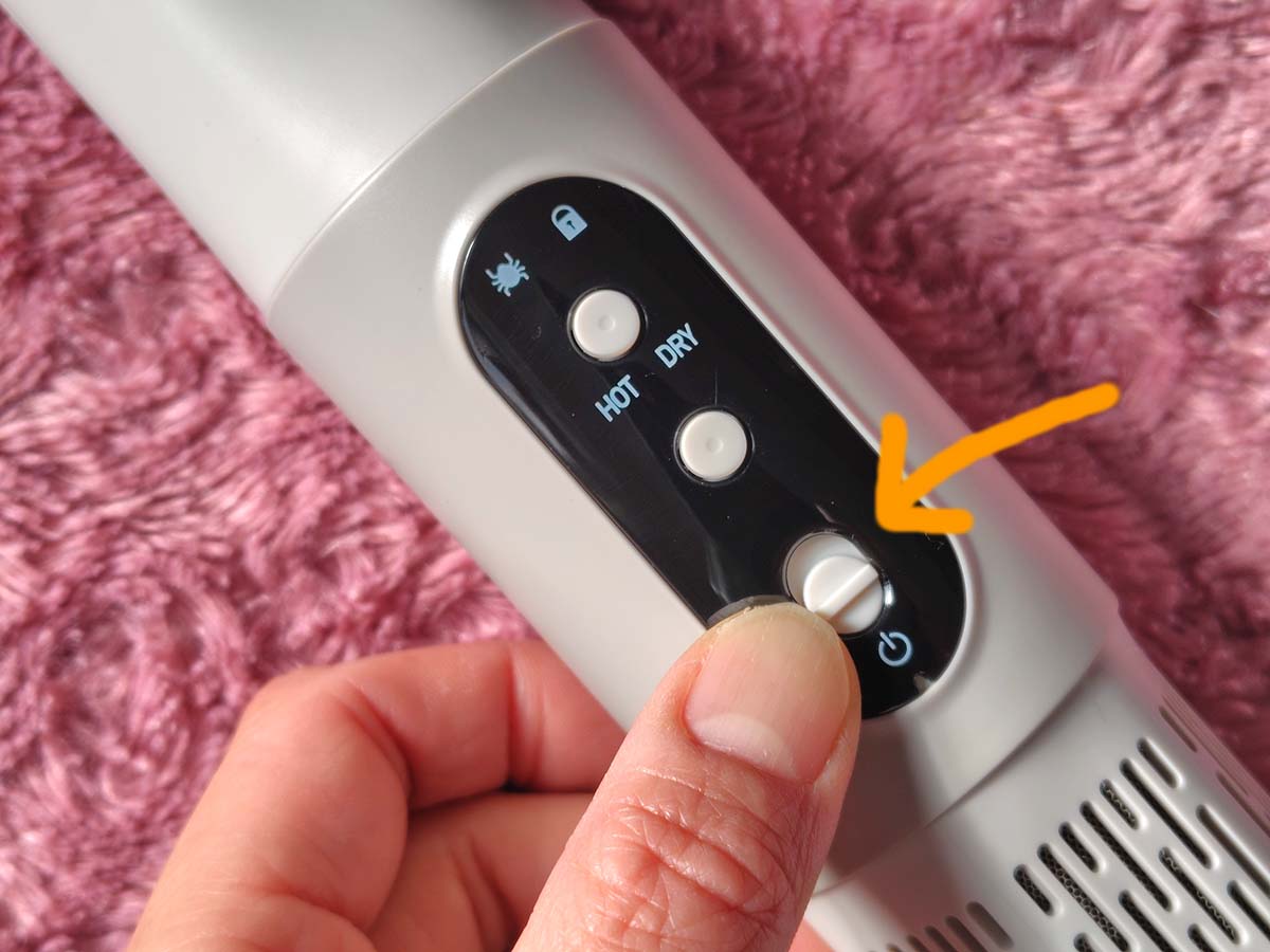 電源スイッチをスライドして電源をオンにする