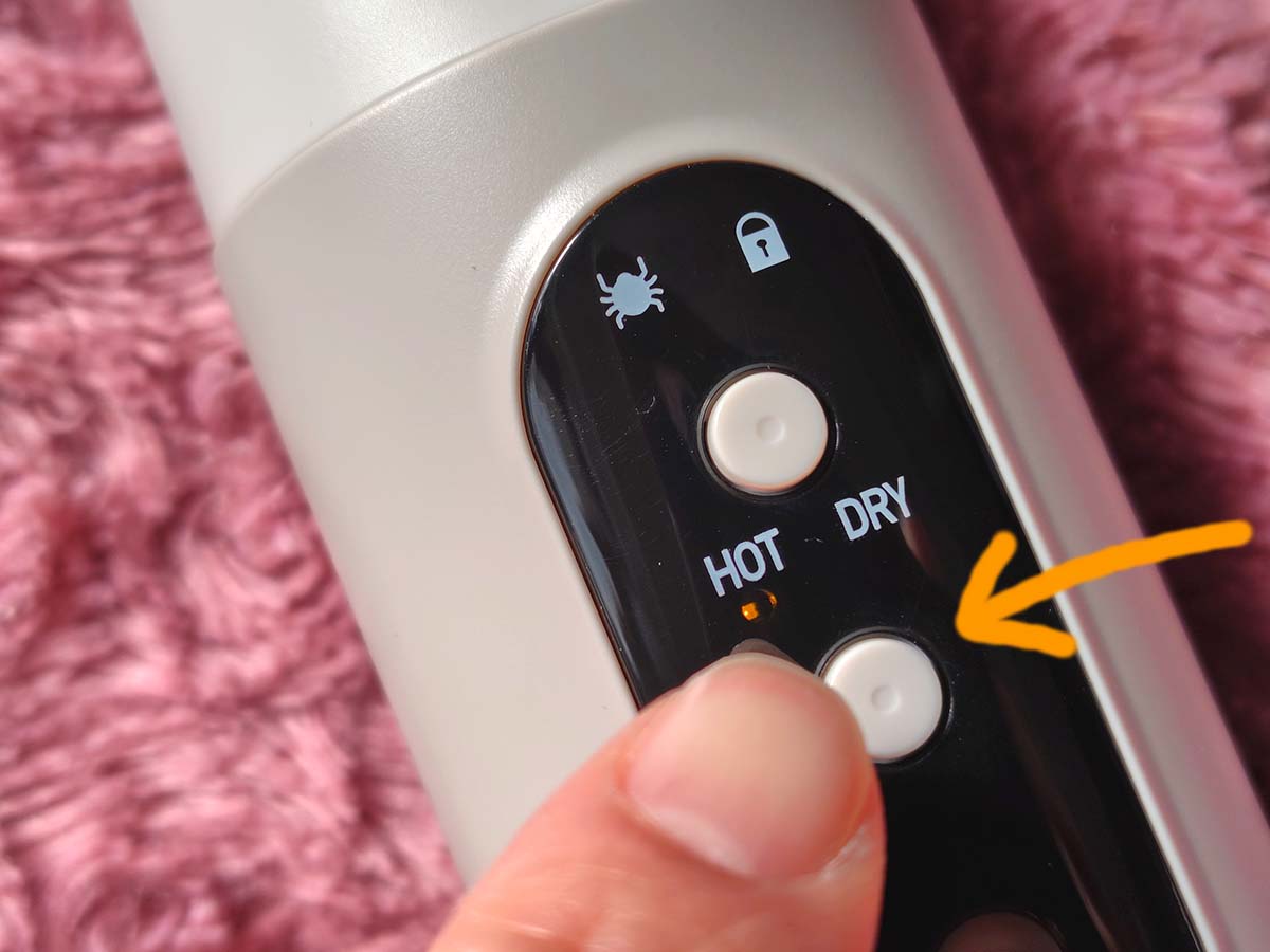 中央のボタンを押してHOTまたはDRYを選択する