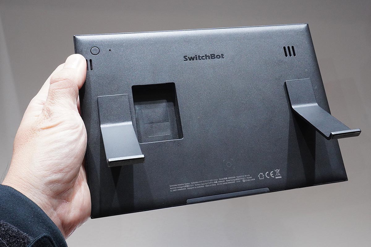 本体背面のデザインもシンプル。USB-Cケーブルで給電/充電します