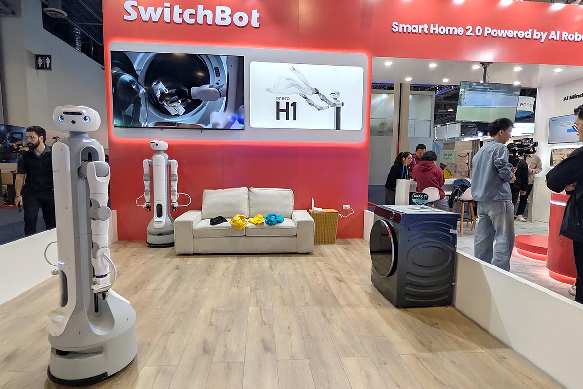 CES 2026のSwitchBotブース。同社初のヒューマノイドロボット「onero(ワンロ) H1」が注目されていました