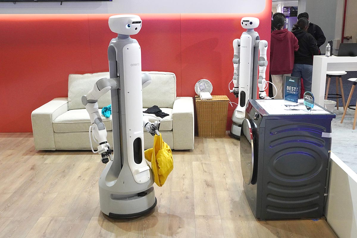 ソファの上に散らかっている洗濯物を見つけると……