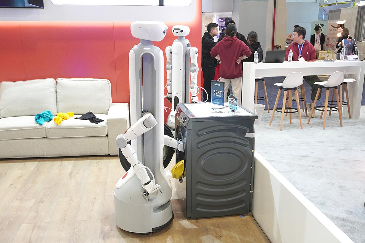 自ら洗濯機の扉を開けて、洗濯物を投入してくれます