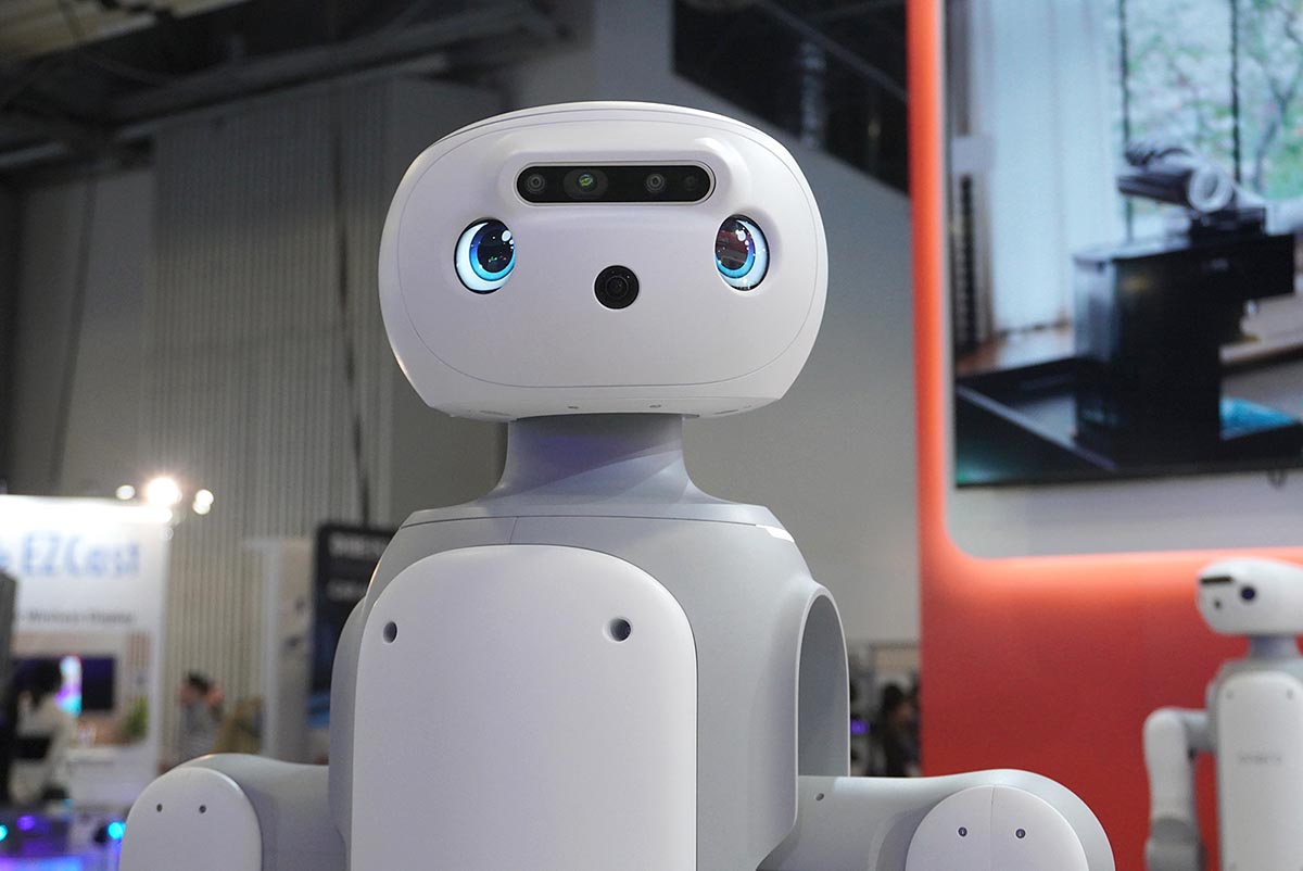 onero H1は額や左右手首の先端に複数のカメラを搭載しています