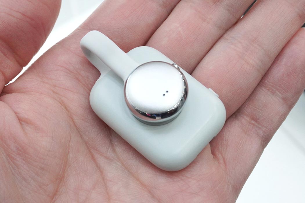 コンパクトな本体のサイズ。クリップ形状としています