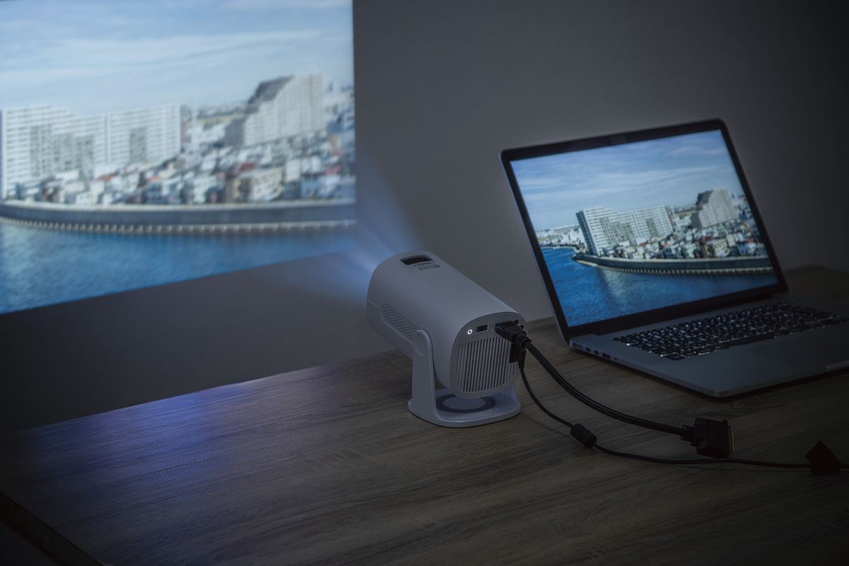 垂直方向の画面のゆがみを自動で補正補正する、自動台形補正対応