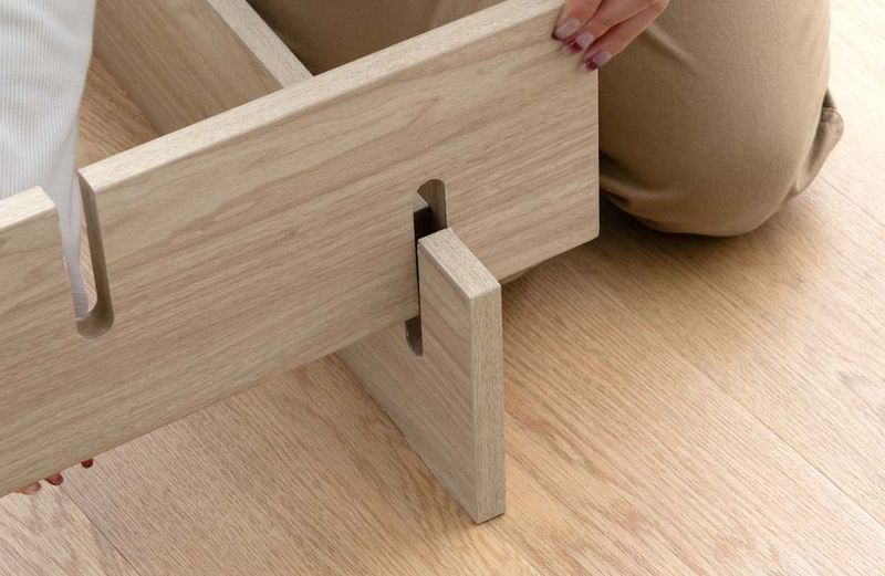 板をはめ込むだけで完成する工具不要の構造