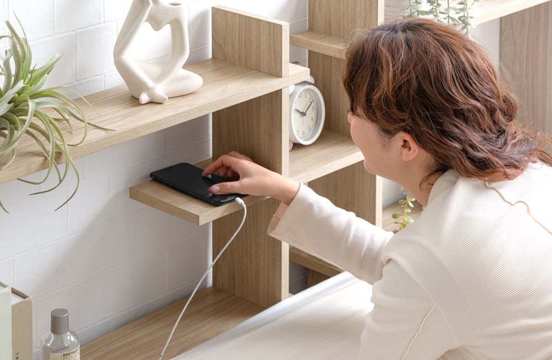 お気に入りの雑貨や本を並べて、自分好みの寝室空間を演出できる