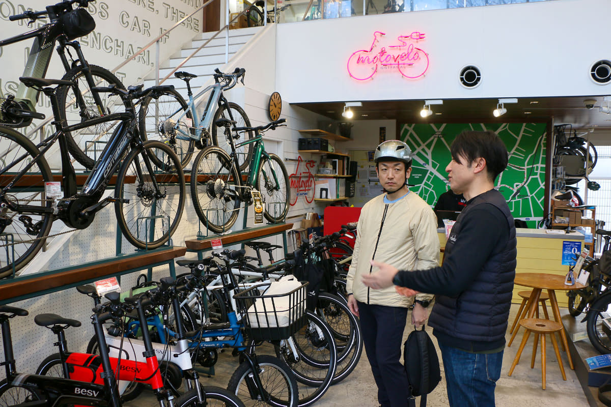 今回もe-bike専門店の代官山モトベロにお世話になりました。車両の説明をしているのはスーパーバイザーの大地さん