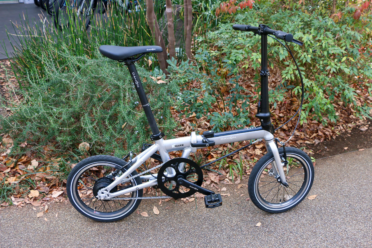 ミニベロの中でも小径のタイヤを採用し、重量は12.5kg。価格は168,000円