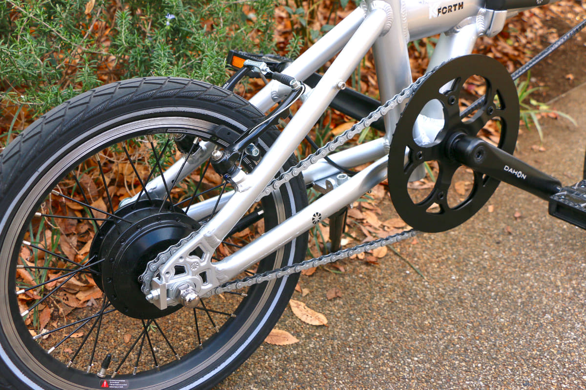 ドライブユニットは後輪の車軸と一体となったハブモータータイプ。変速ギアは搭載されていない