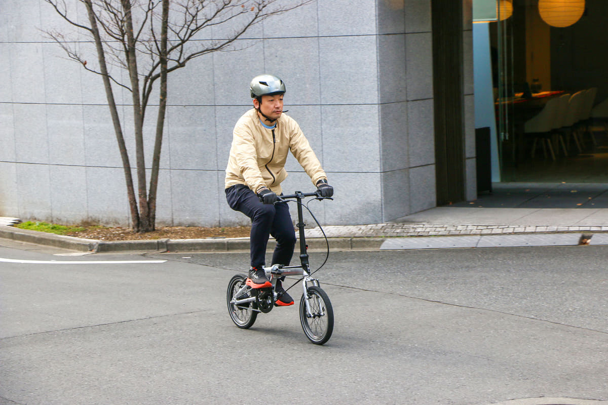 小径タイヤで変速もないので速度維持は苦手と思いきや、街乗りには十分な速度で巡航できる