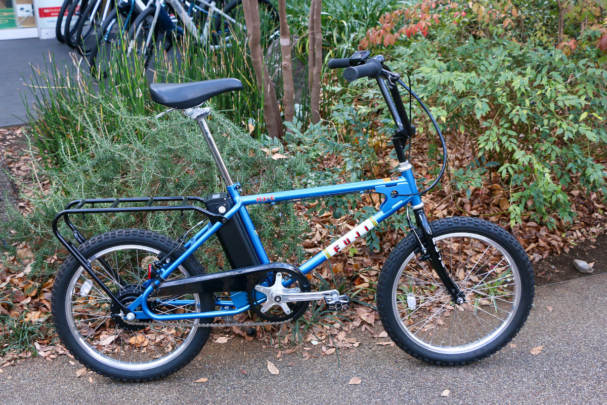 細身のクロモリフレームにノブのあるタイヤを組み合わせた車体。重量は20.2kgで価格は198,000円