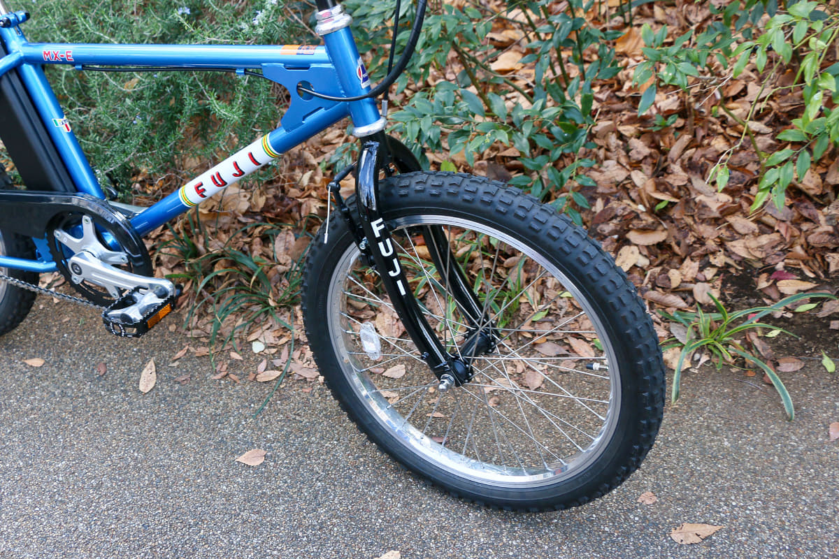 BMXらしいガセットの入ったフレームに、20インチのゴツいタイヤの組み合わせが個性的