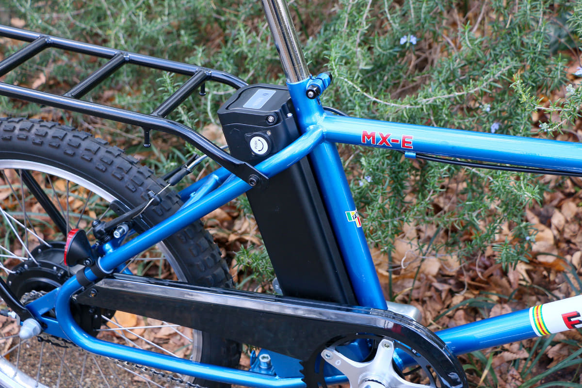 容量378Whのバッテリーは近年のe-bikeには少なくなってきた外付け式。最大アシスト距離は85km