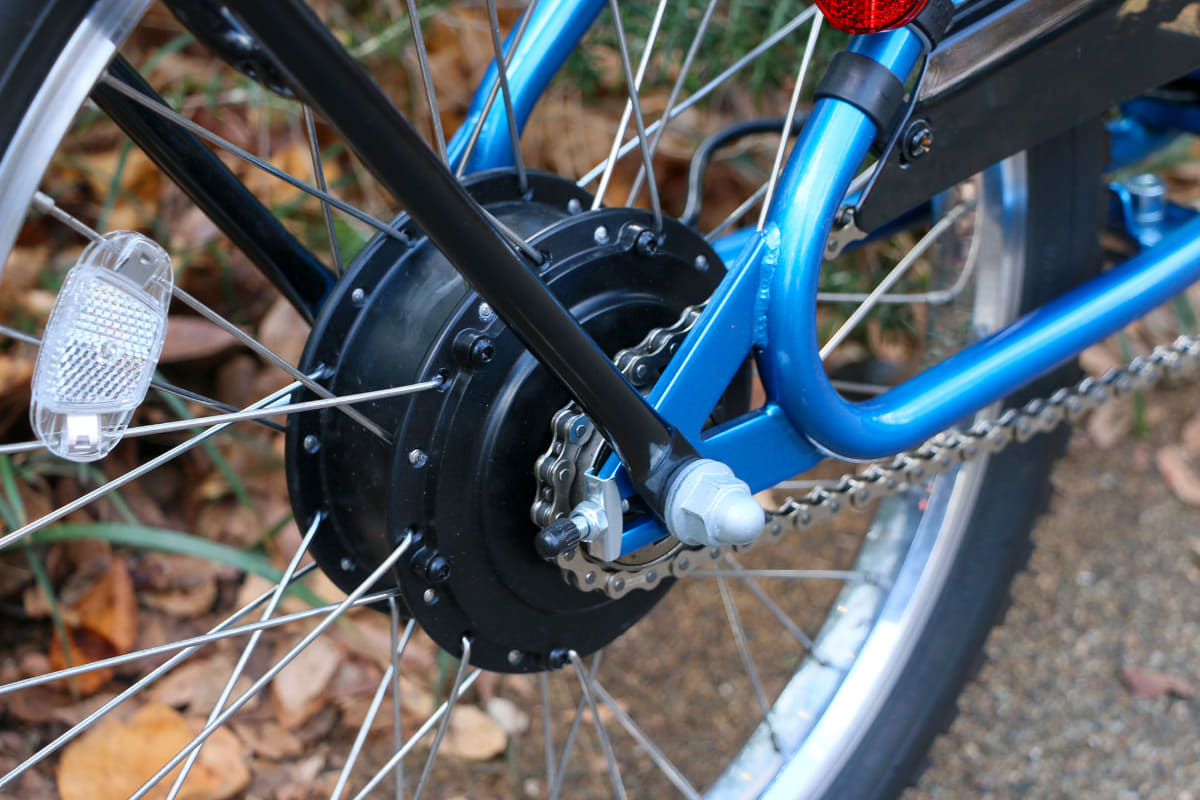 ハブモータータイプのドライブユニットを採用し、変速ギアのないシンプルな構成