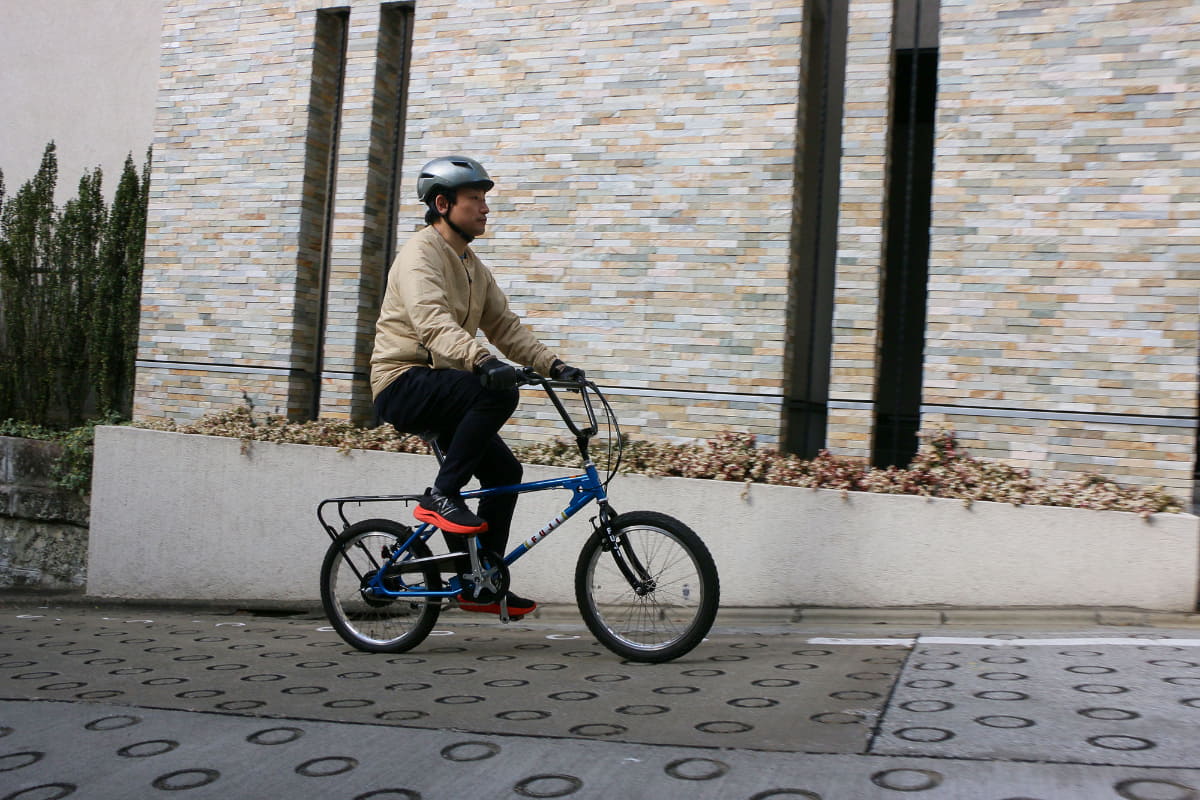ハンドルが高めでシートにどっかり腰掛けるような乗車姿勢も独特。駆動輪に荷重しやすい設計だ