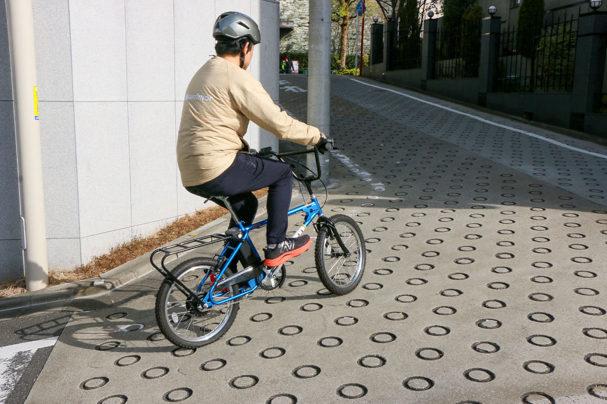 乗っている姿も個性的で街中で目を引きそう。変速はなくてもアシストは強力で坂もスイスイ上れた