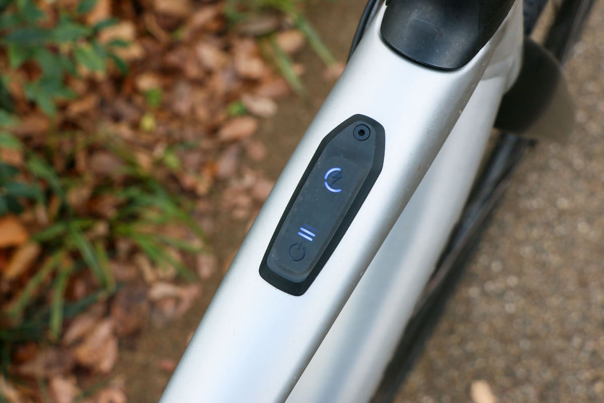 バッテリー容量は320Whで取り外しはできない。ディスプレイはなく、バッテリー残量とモードはLEDで表示する方式