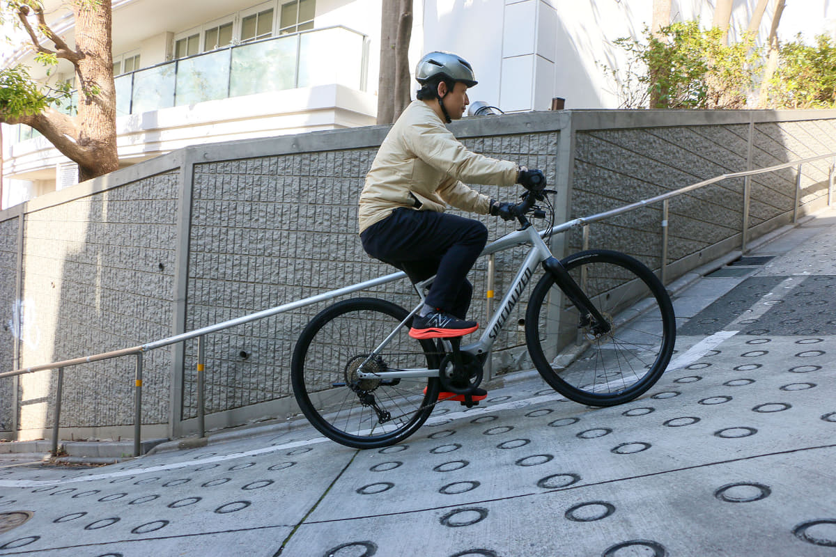 かなり急な坂道を上ってみましたが、軽いギアを選べば座ったまま上れる力をもっていました