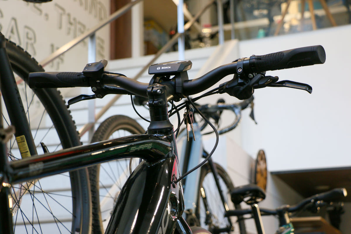 ハンドルは少し幅の狭いものが付いています。ちなみに試乗したのはe-bike Watch清水氏のもの