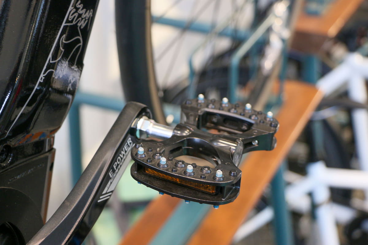 ペダルも三ヶ島製のものに変更されているほか、タイヤも替わっていました