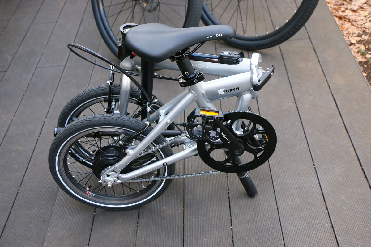 折りたたみ時のサイズは77×60×35cm(幅×高さ×奥行)。実際に編集部で試してみると「軽い、ラク」という感想が