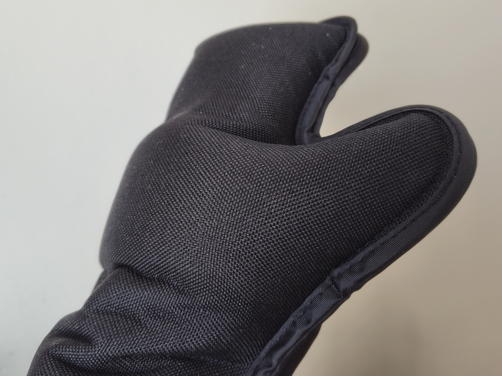 複数のエアバッグが内蔵されていて、空気の力で手を圧迫