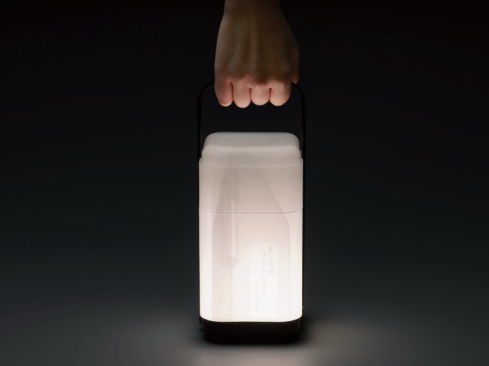非常時には、スマートフォンや懐中電灯を入れることで光をやさしく拡散し、ランタンとして活用できる