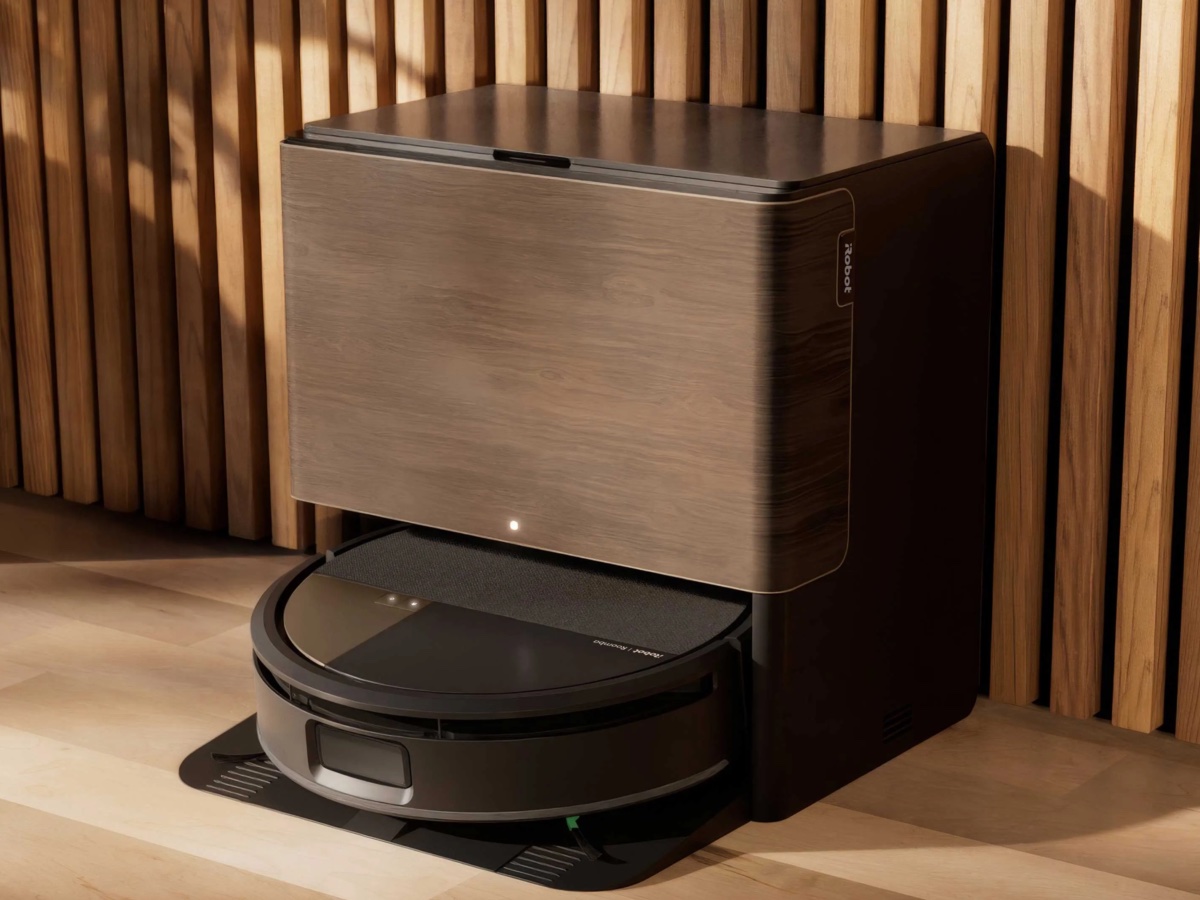 写真はルンバ最新モデル「Roomba Max 705 Combo ロボット + AutoWash 充電ステーション」