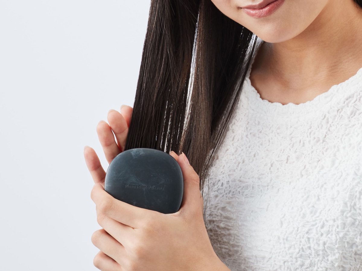 プラズマクラスターイオンで髪の絡まりをほどき、まとまりのある髪に仕上げる(写真は通常モデル)