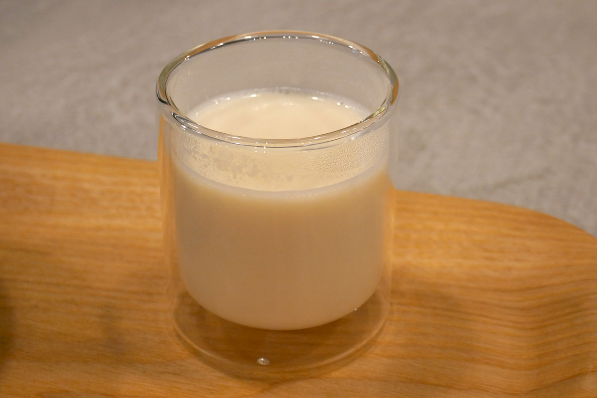 乾燥大豆と水から作る「まるごと豆乳」。濾さずに飲めるサラサラの仕上がり