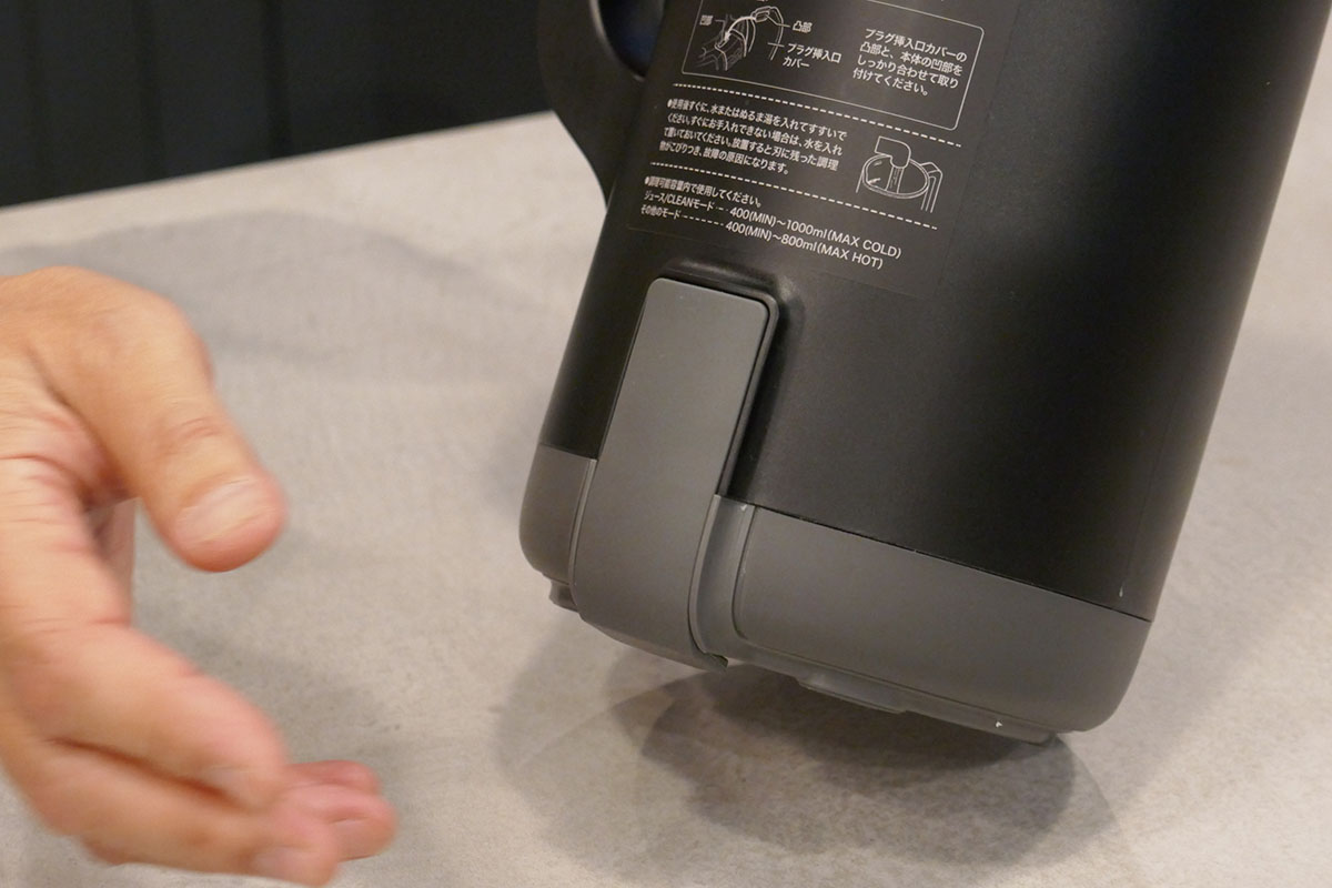 プラグ挿入口カバーを閉じれば水濡れを気にせず手入れできる