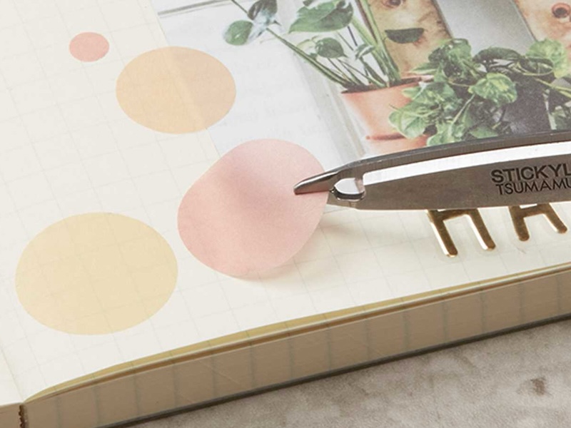 刃先のピンセットで細かい作業が行なえる