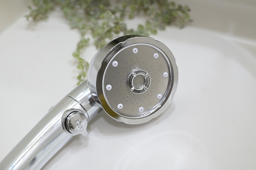 水流が出てくるところ。大きさや配置の異なる穴が組み合わせられています