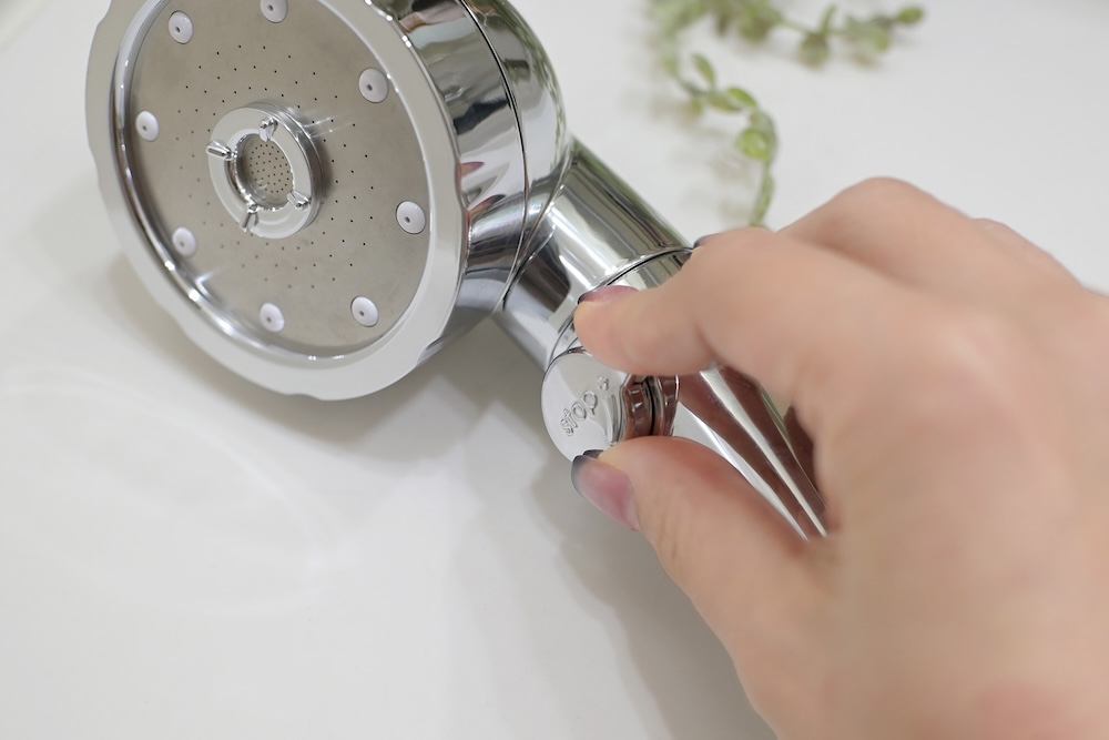 「水量調節ダイヤル」は持ち手の内側に配置。これは結構うっかり動かしちゃう……