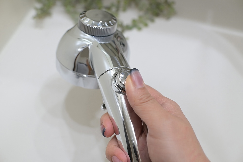 持ち手の後ろ側に「手元ストップ」。押すと水流が止まります